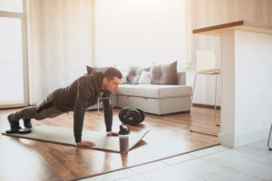Cómo hacer ejercicios de crossfit en la comodidad de tu hogar.