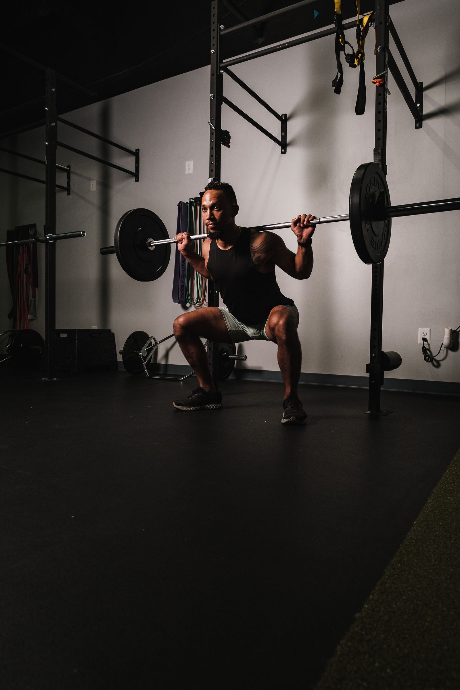 Hombre entrenando sentadilla con barra en powerlifting