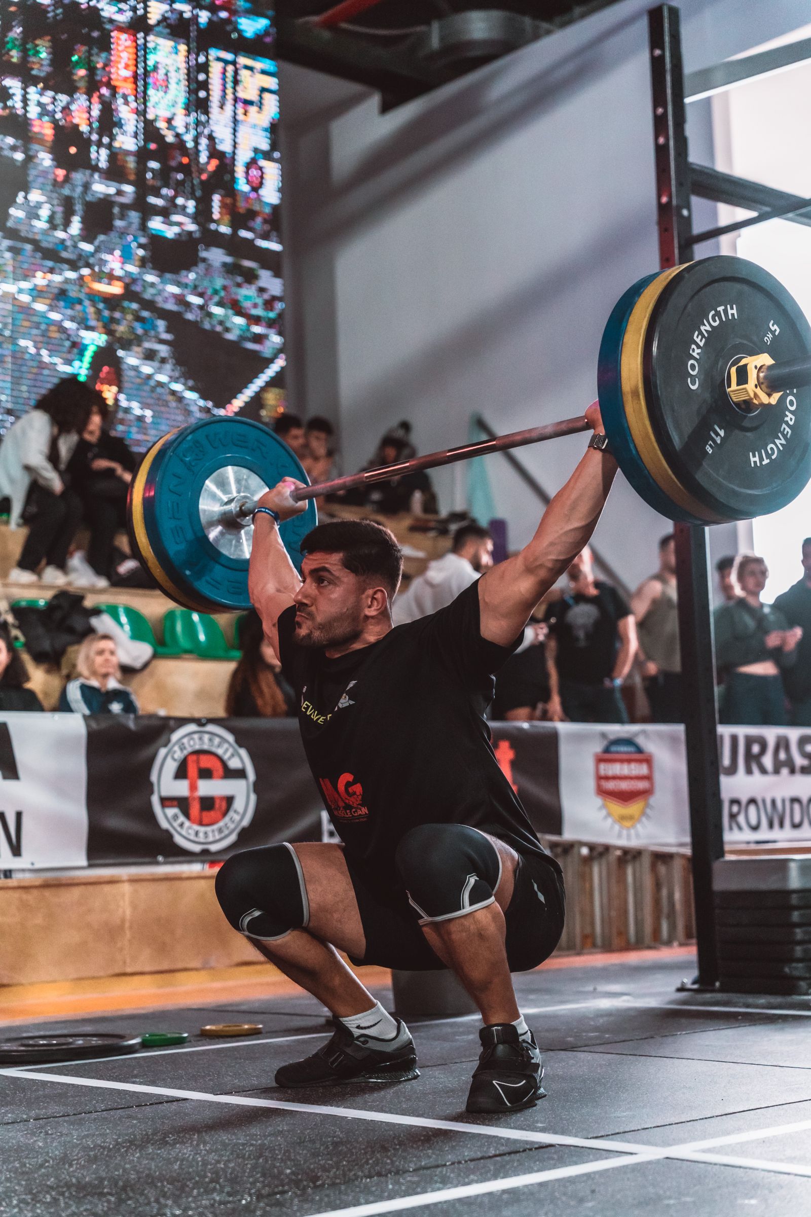 Atleta realizando un arrancada de halterofilia en competicion